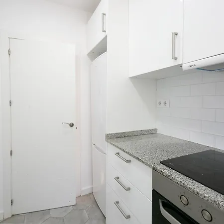 Lovely With 3 Bedroom Apartment *
